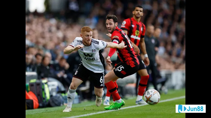 Cầu thủ Bournemouth đang nỗ lực giữ bóng khỏi sự áp đảo của cầu thủ Fulham Cầu thủ Bournemouth đang nỗ lực giữ bóng khỏi sự áp đảo của cầu thủ Fulham