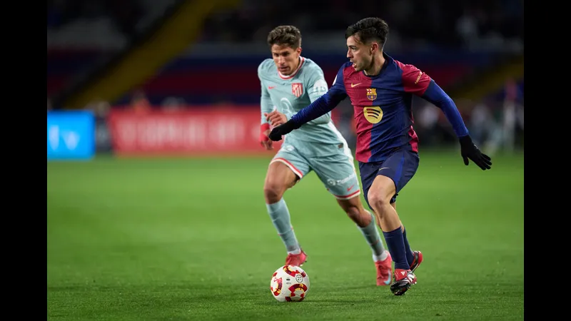 Cầu thủ Barca vượt qua hậu vệ Atletico Madrid với tốc độ và kỹ thuật đi bóng xuất sắc Cầu thủ Barca vượt qua hậu vệ Atletico Madrid với tốc độ và kỹ thuật đi bóng xuất sắc