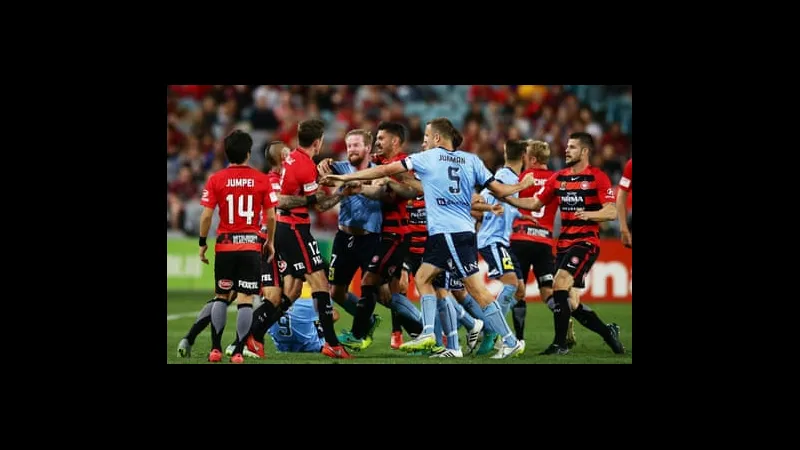 Cầu thủ của WS Wanderers đang chạy tới để ghi bàn trong trận đấu với Sydney FC Cầu thủ của WS Wanderers đang chạy tới để ghi bàn trong trận đấu với Sydney FC