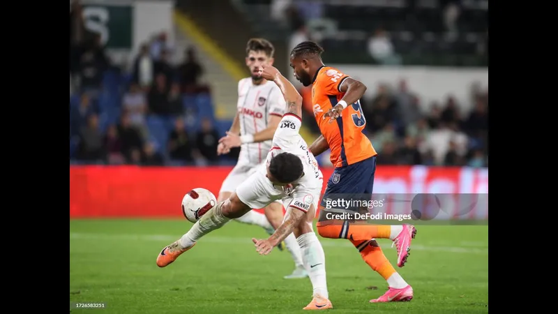 Hậu vệ đội Basaksehir hướng về phía cầu môn trong trận đấu với Gaziantep Hậu vệ đội Basaksehir hướng về phía cầu môn trong trận đấu với Gaziantep