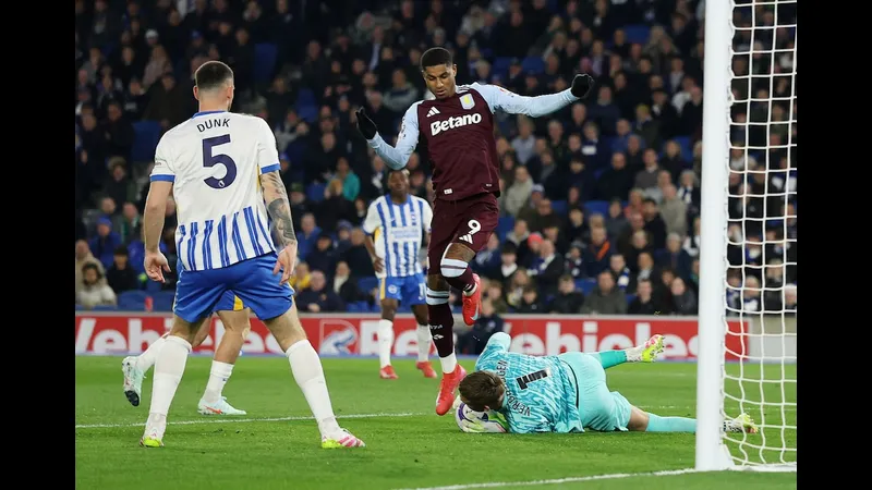 Cầu thủ Aston Villa đang nỗ lực chống cự trước pha tấn công đầy quyết tâm của Brighton. Cầu thủ Aston Villa đang nỗ lực chống cự trước pha tấn công đầy quyết tâm của Brighton.