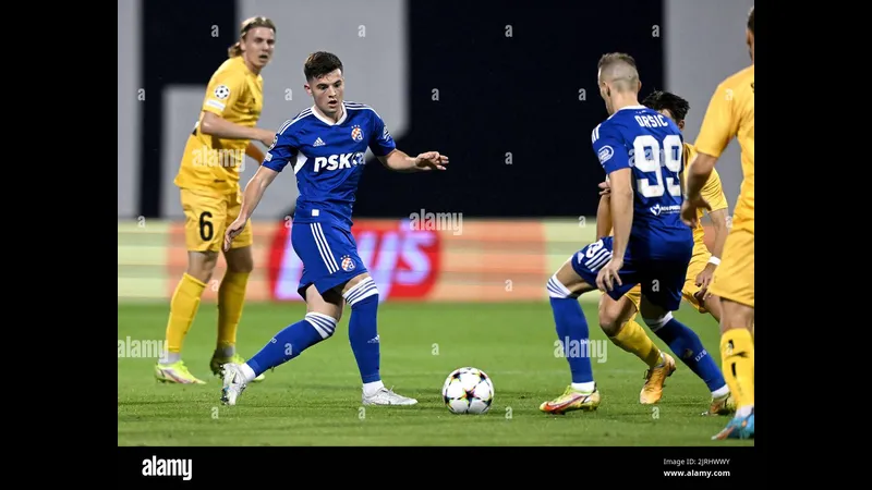 Cầu thủ Dortmund đi bóng qua cầu thủ của đội Bodo/Glimt trong trận đấu Cầu thủ Dortmund đi bóng qua cầu thủ của đội Bodo/Glimt trong trận đấu