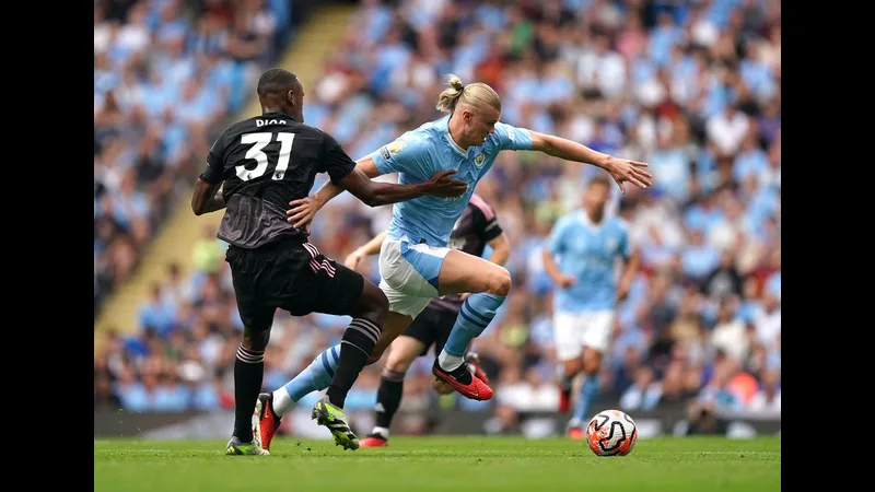 Cầu thủ Man City nỗ lực giữ bóng trước sự áp đảo của đối thủ Fulham Cầu thủ Man City nỗ lực giữ bóng trước sự áp đảo của đối thủ Fulham