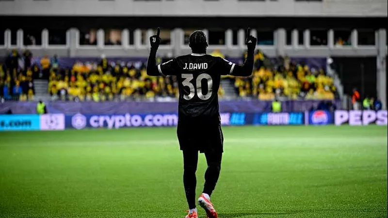 Cầu thủ Juventus vượt qua cầu thủ Pafos bằng kỹ thuật cá nhân tại trận đấu Cầu thủ Juventus vượt qua cầu thủ Pafos bằng kỹ thuật cá nhân tại trận đấu