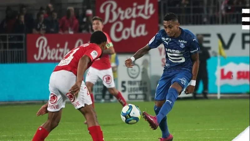 Cầu thủ của Rennes tạo ra khoảnh khắc nguy hiểm trong trận đấu với Brest Cầu thủ của Rennes tạo ra khoảnh khắc nguy hiểm trong trận đấu với Brest