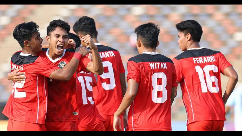 Cầu thủ U22 Indonesia với sự quyết tâm vượt qua cầu thủ U22 Myanmar trên sân cỏ Cầu thủ U22 Indonesia với sự quyết tâm vượt qua cầu thủ U22 Myanmar trên sân cỏ