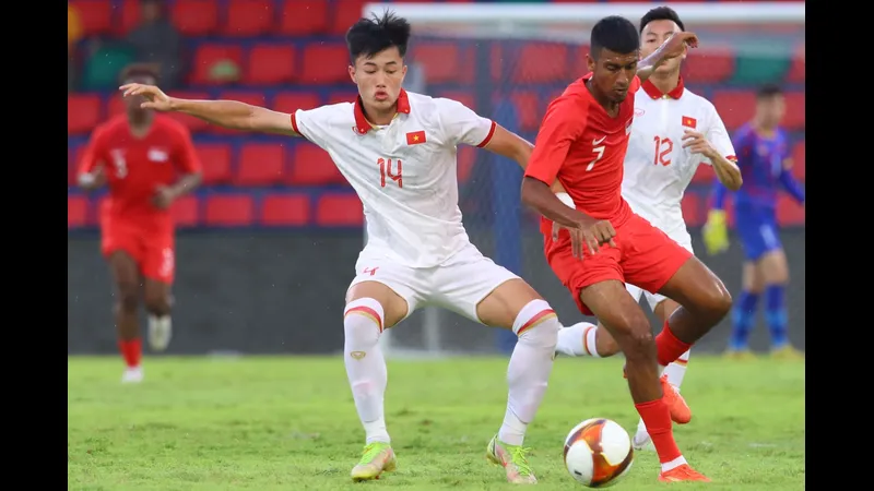 Cầu thủ U22 Thái Lan với nỗ lực vượt qua cầu thủ U22 Singapore trong trận đấu
