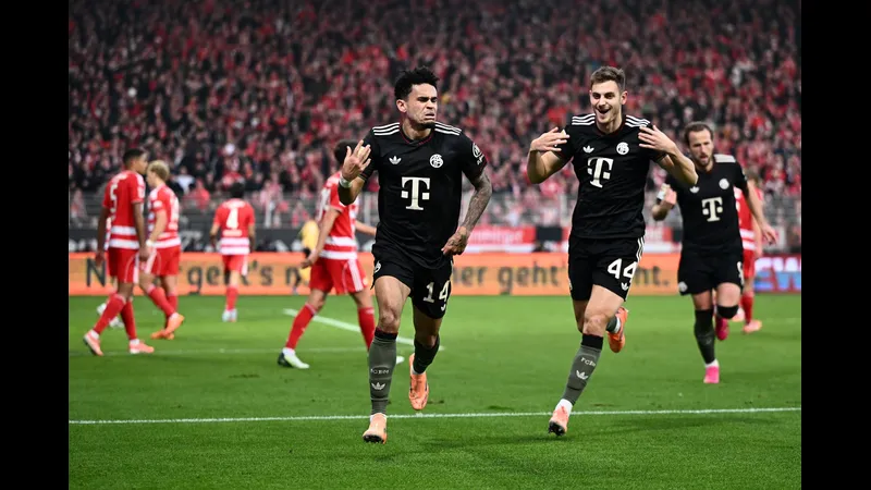 Cầu thủ của Bayern Munich đang nỗ lực vượt qua hàng phòng ngự của Union Berlin Cầu thủ của Bayern Munich đang nỗ lực vượt qua hàng phòng ngự của Union Berlin