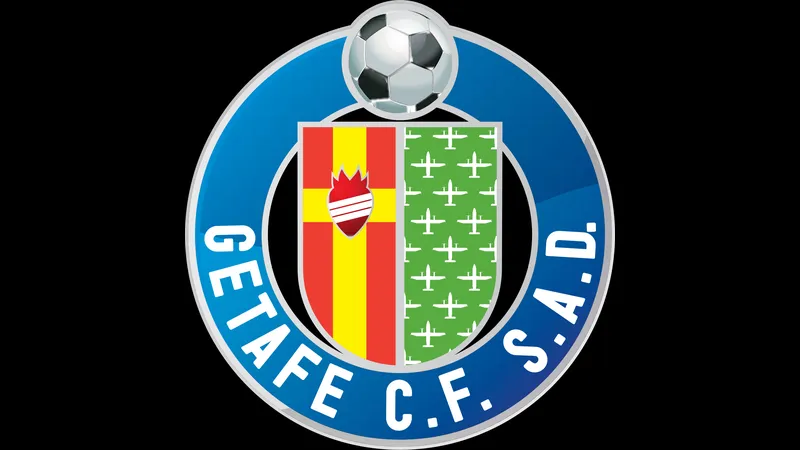 Hậu vệ Getafe ngăn chặn pha tấn công của Alaves Hậu vệ Getafe ngăn chặn pha tấn công của Alaves