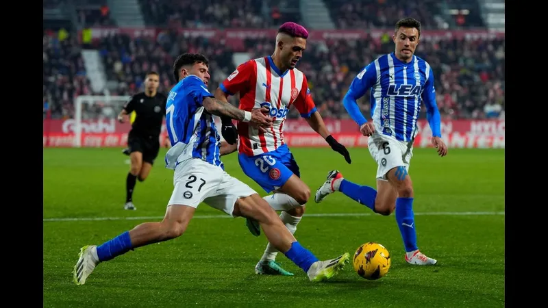 Cầu thủ Alaves và Girona đang cạnh tranh gay gắt trên sân Cầu thủ Alaves và Girona đang cạnh tranh gay gắt trên sân