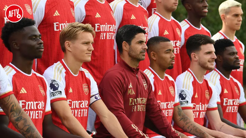 Cầu thủ Arsenal đang tung cú sút mạnh mẽ vào khung thành của Brentford