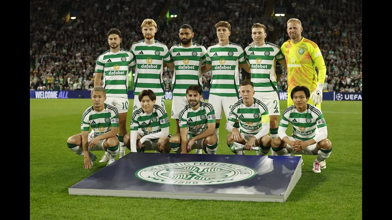 Cầu thủ Celtic đang tung cú sút mạnh mẽ vào khung thành của Stuttgart