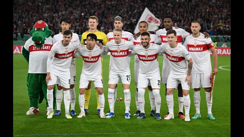 Cầu thủ Celtic và Stuttgart tranh chấp trên sân