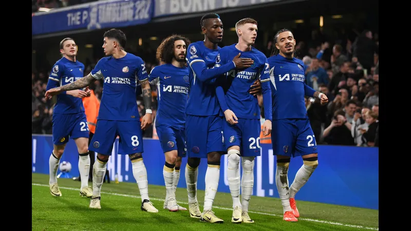 Cầu thủ Chelsea và Leeds United tranh chấp một pha phạt góc Cầu thủ Chelsea và Leeds United tranh chấp một pha phạt góc