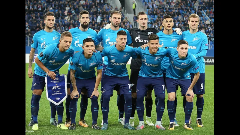 Cầu thủ của Zenit và CSKA Moscow tranh chấp bóng trên sân Cầu thủ của Zenit và CSKA Moscow tranh chấp bóng trên sân
