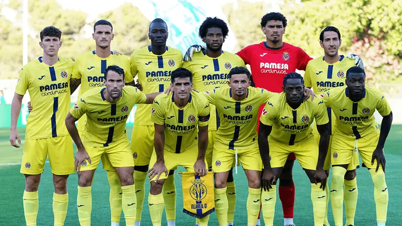 Cầu thủ Villarreal chạy nhanh để ngăn chặn Real Sociedad tấn công Cầu thủ Villarreal chạy nhanh để ngăn chặn Real Sociedad tấn công
